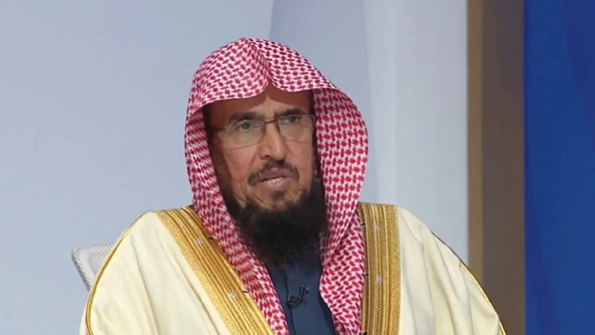 حكمُ تقاضي الشخص أموالاً مقابل تسجيل منشأة باسمهِ وهو لا يملكُها فعلياً.. فيديو