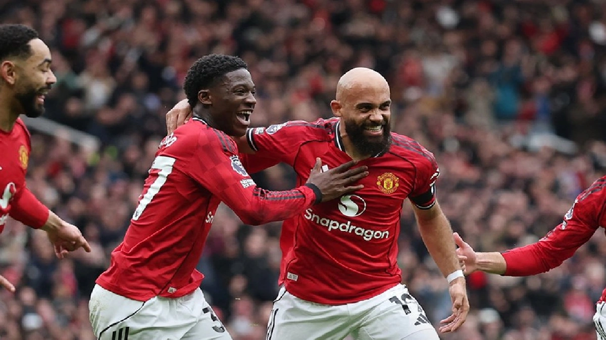 مانشستر يونايتد يكسر عقدة توتنهام بثنائية