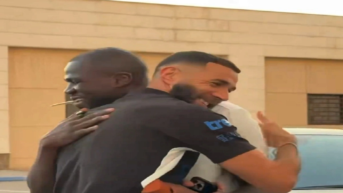 بنزيما يستقبل كوليبالي بالأحضان بعد تجديد عقده.. فيديو