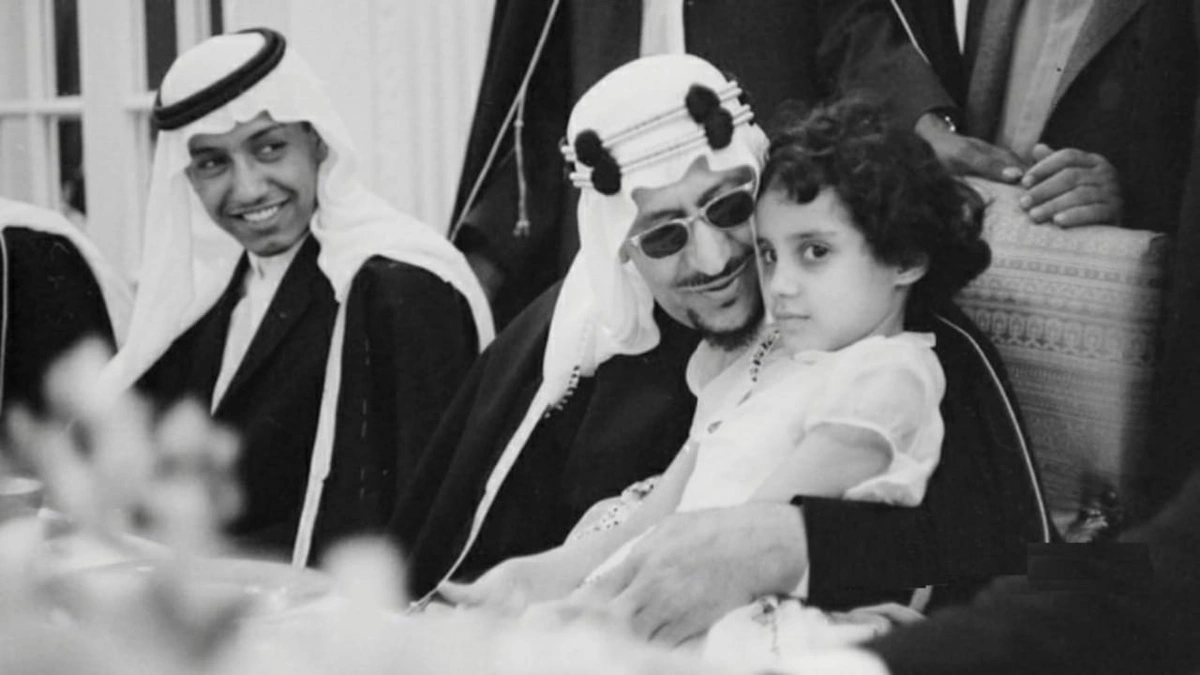 صورة نادرة للملك سعود مع ابنته الأميرة فايزة في أثينا