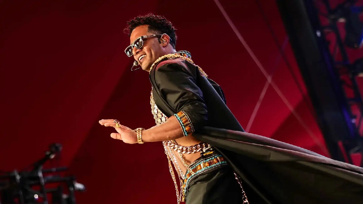 موقف لمحمد رمضان مع يحيى الفخراني يخطف الأنظار