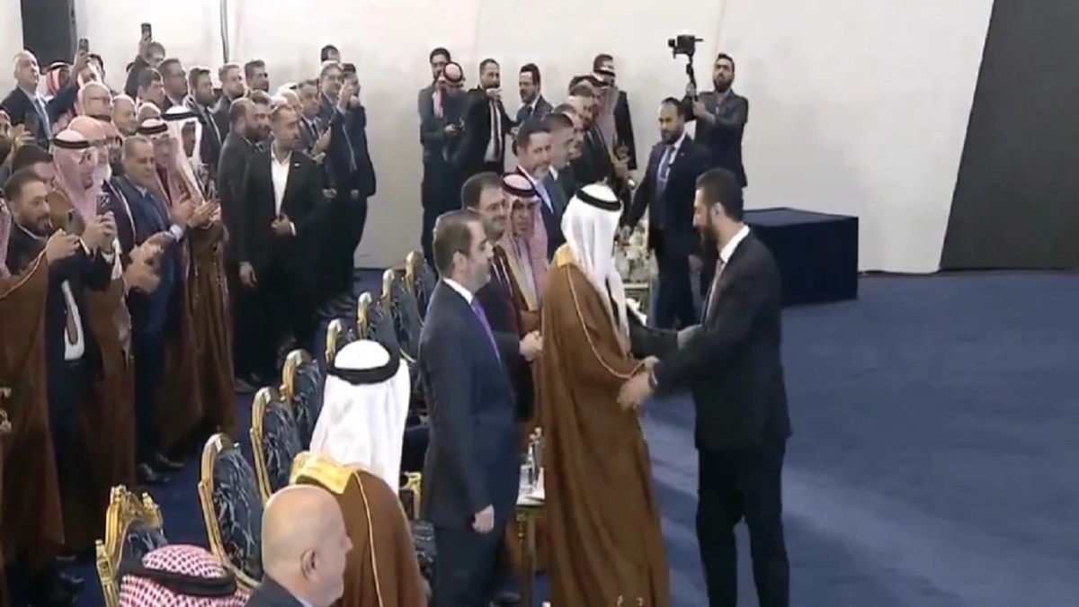 الشرع يتوجه لمصافحة الوفد السعودي بعد توقيع الاتفاقيات بين البلدين.. فيديو