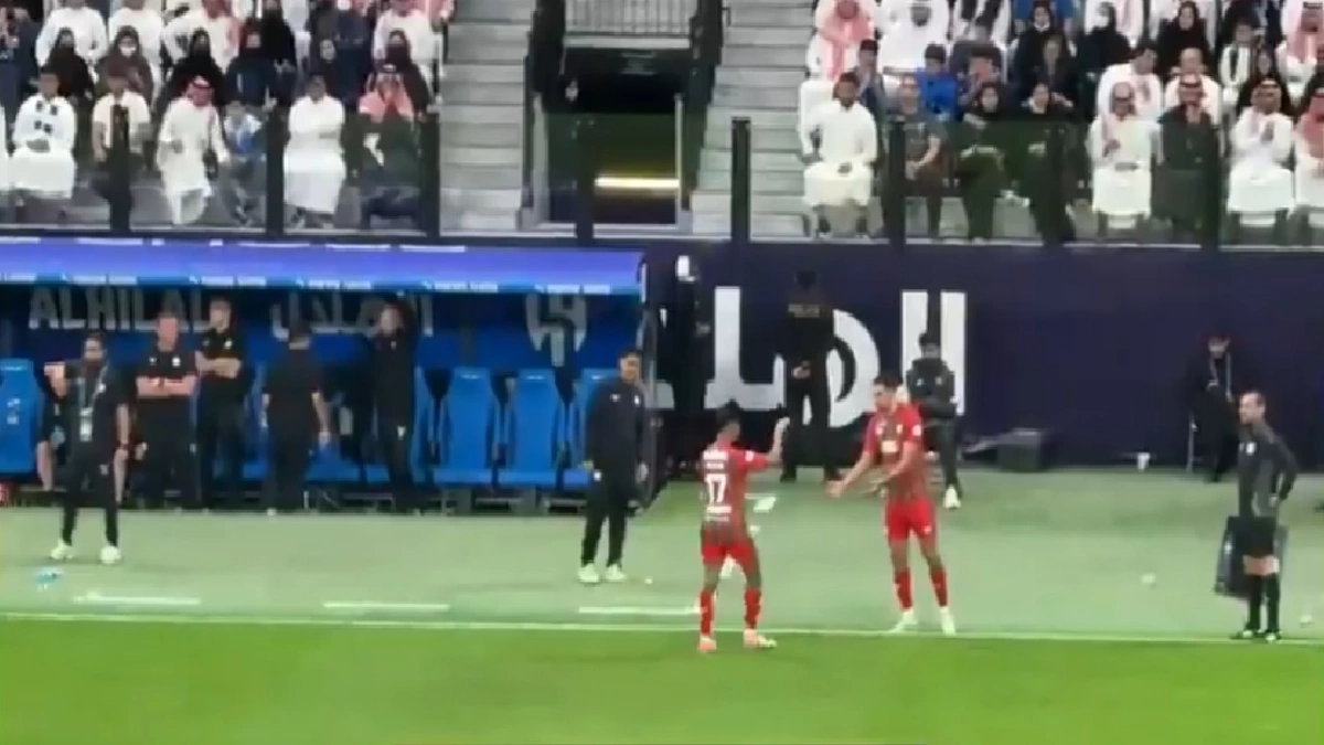 جماهير الهلال تحيي خالد الغنام لحظة استبداله.. فيديو