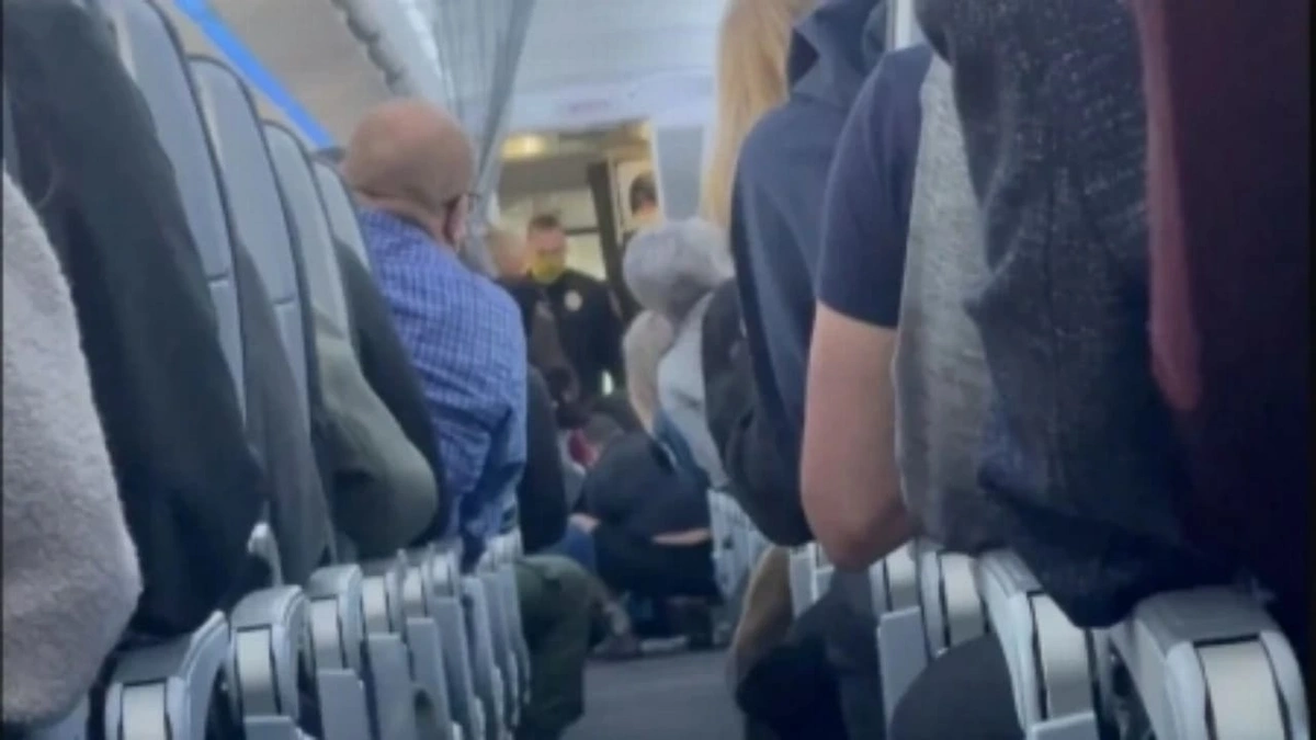 رجل أعمال بريطاني يثير الرعب بعض مضيفة على متن طائرة