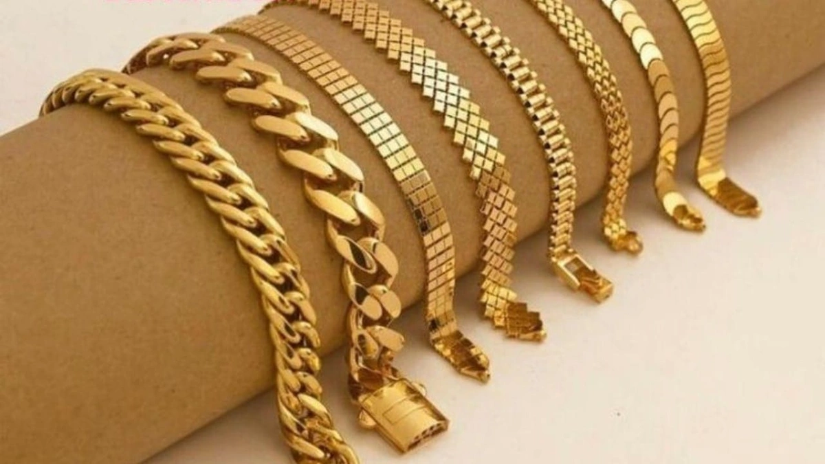 طالب ابتدائي بالرياض يمنح زملائه 6 أساور ذهب والمدرسة تعيدها للأسرة