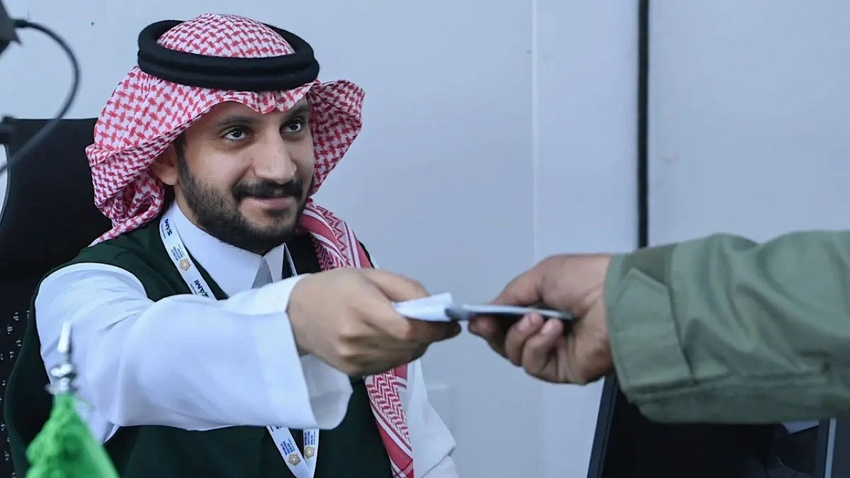 الجوازات تنهي إجراءات دخول وخروج الزائرين في مطار معرض الدفاع العالمي بملهم