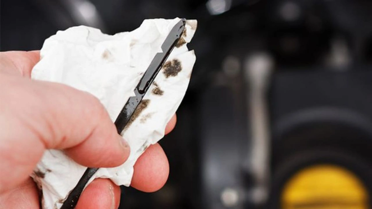 تحول لون زيت المحرك .. ما الذي يخفيه عن سيارتك؟