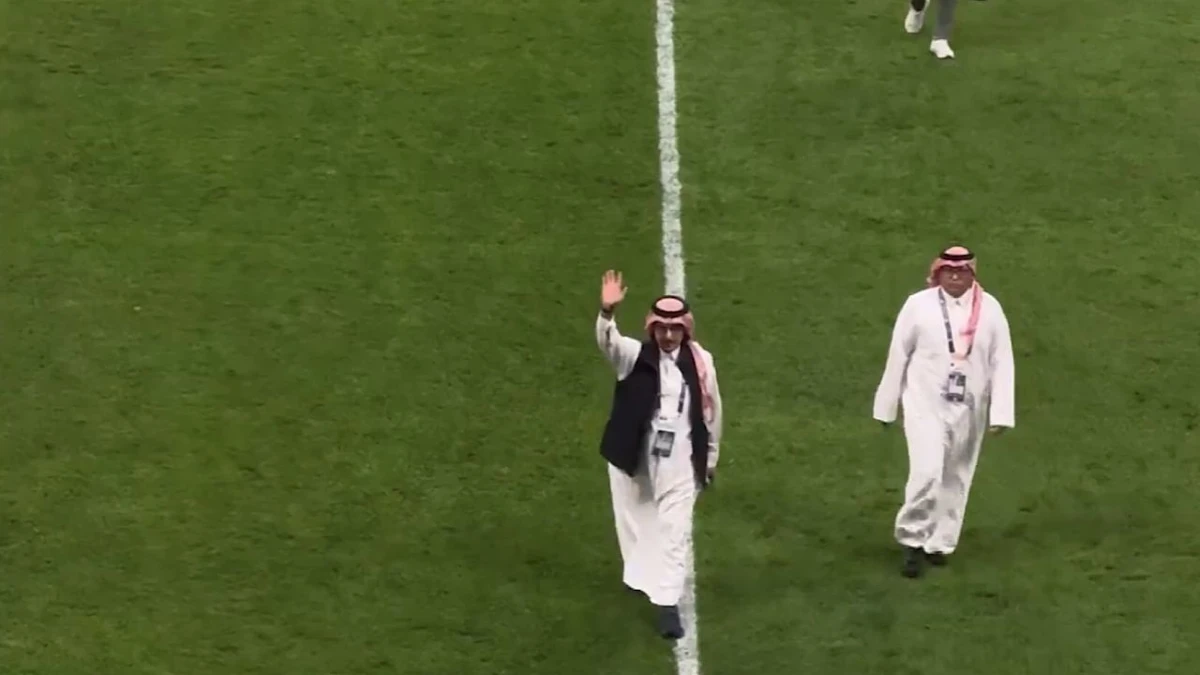 نواف بن سعد يحيّي جماهير الهلال بعد الفوز على الاتفاق .. فيديو