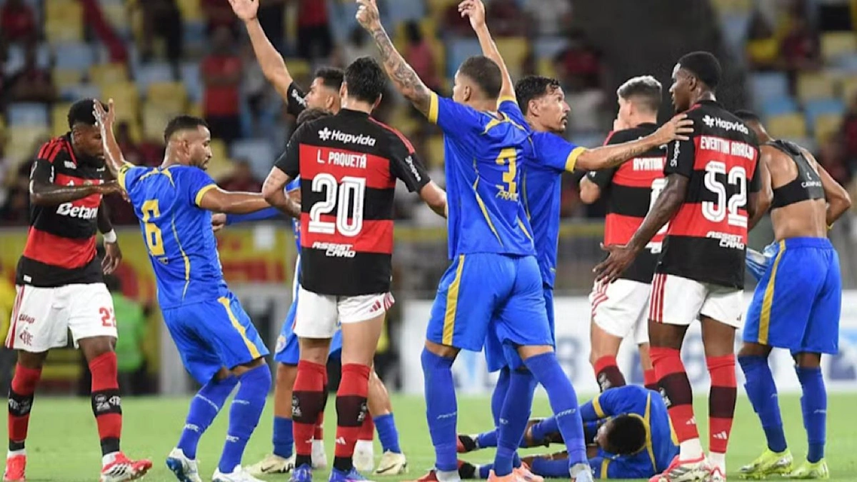 ألكسندر يتعرض لنوبة صحية مفاجئة خلال مباراة فلامنغو وسامبايو كوريا