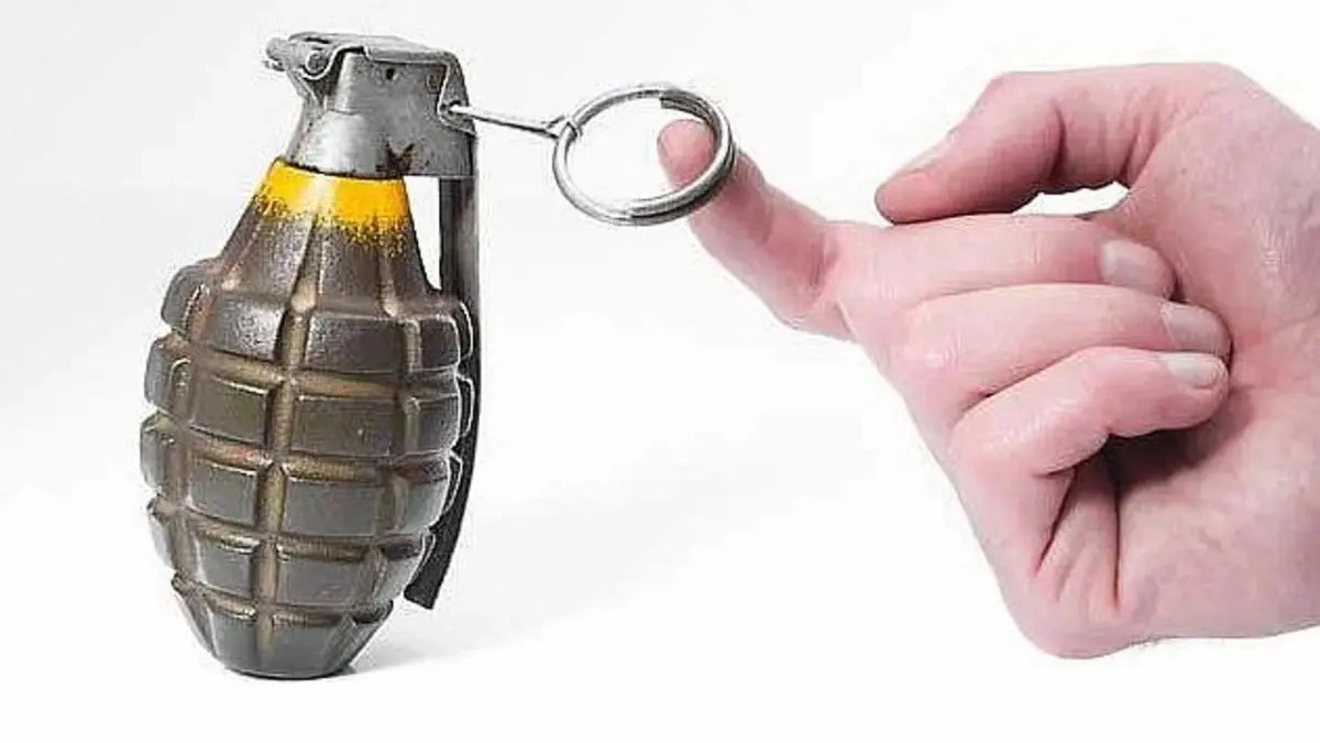 خلاف شخصي يدفع يمني لتدمير منزل بقنبلة وقتل آخرين