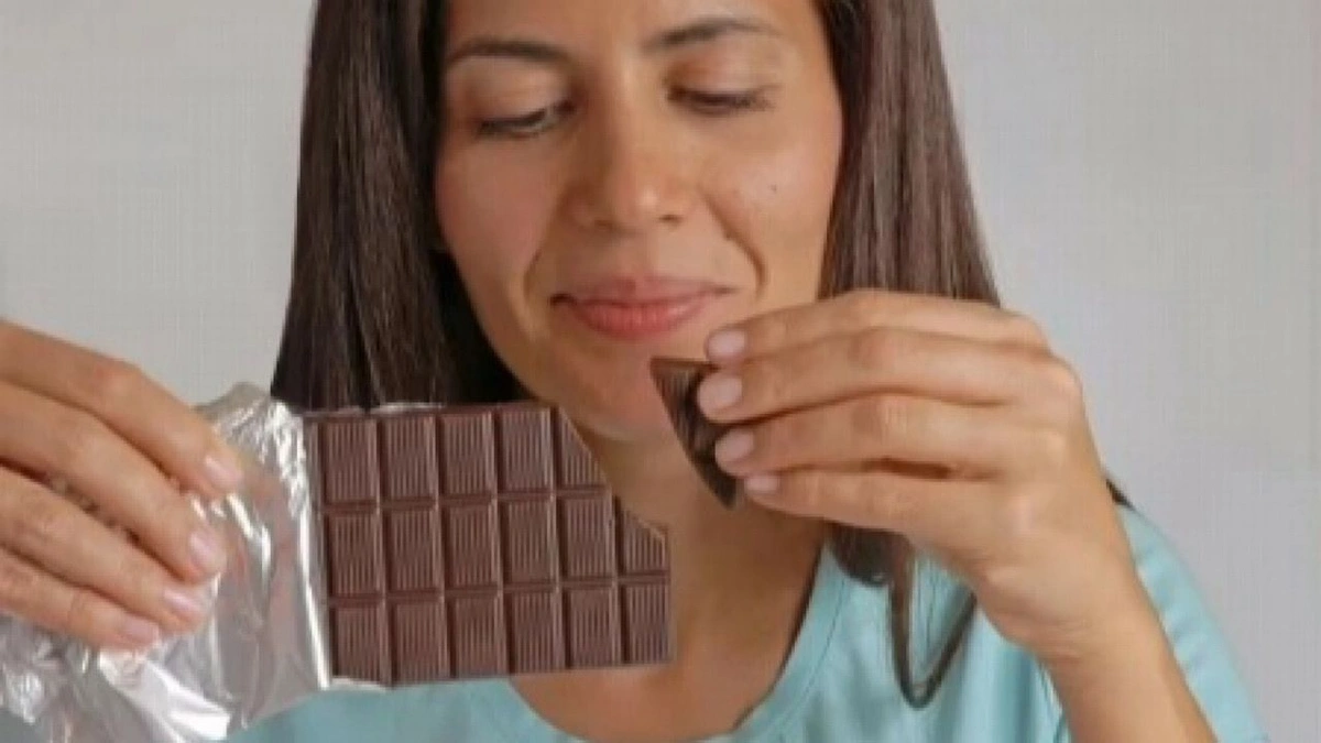 باحثون يكشفون السر وراء قدرة الشوكولاتة الداكنة في إبطاء الشيخوخة