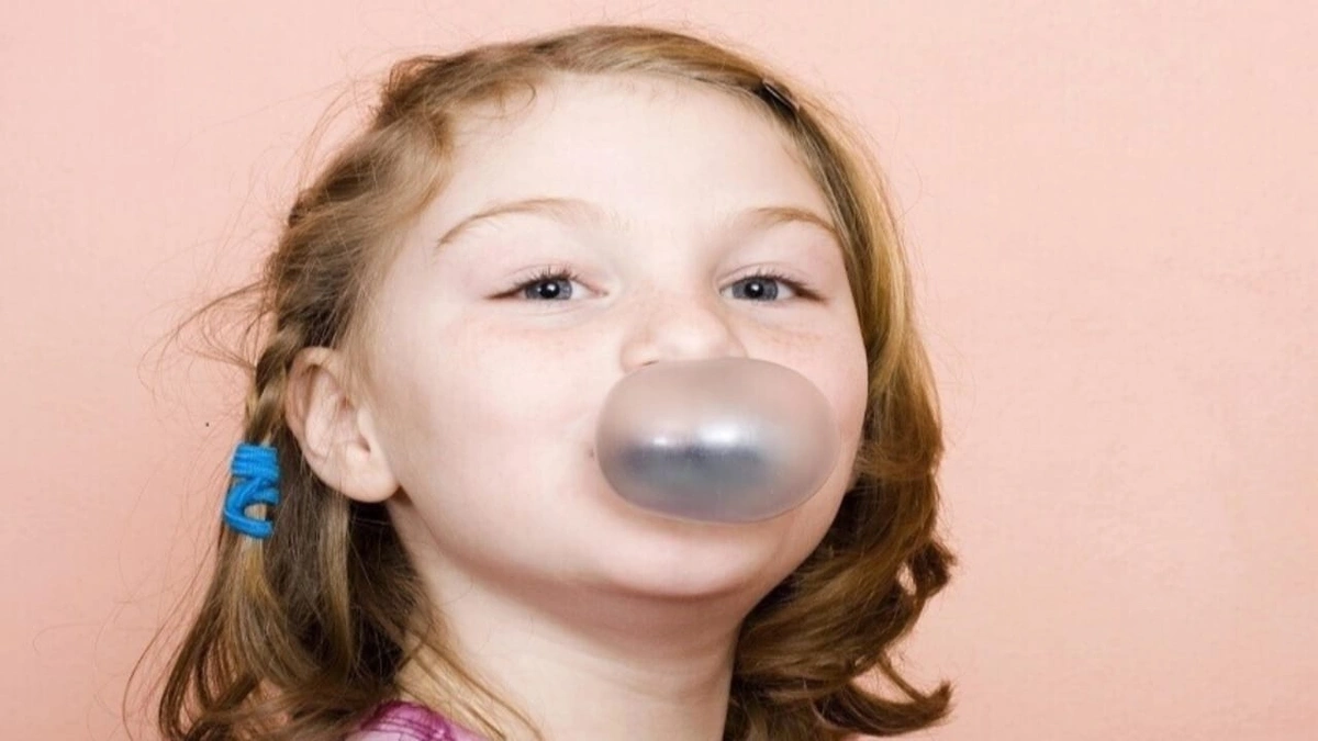 الحقيقة الكاملة حول ابتلاع العلكة ومخاطرها الصحية