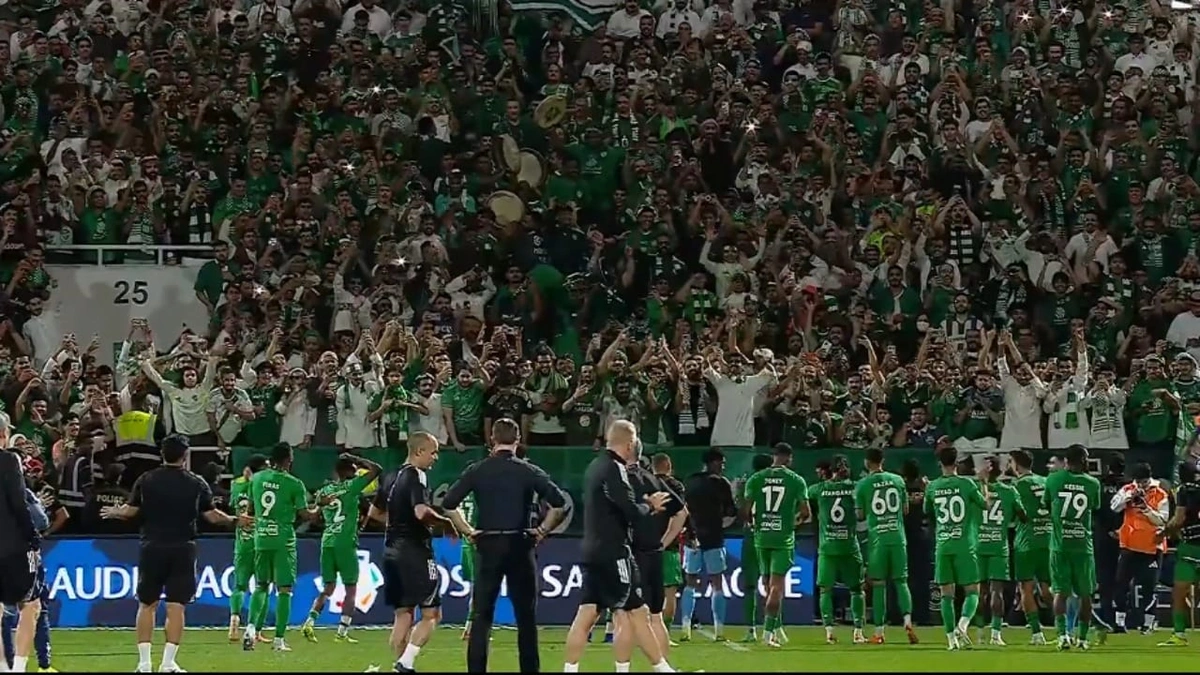 لاعبو الأهلي يحتفلون مع جماهيرهم بعد خماسية الشباب .. فيديو