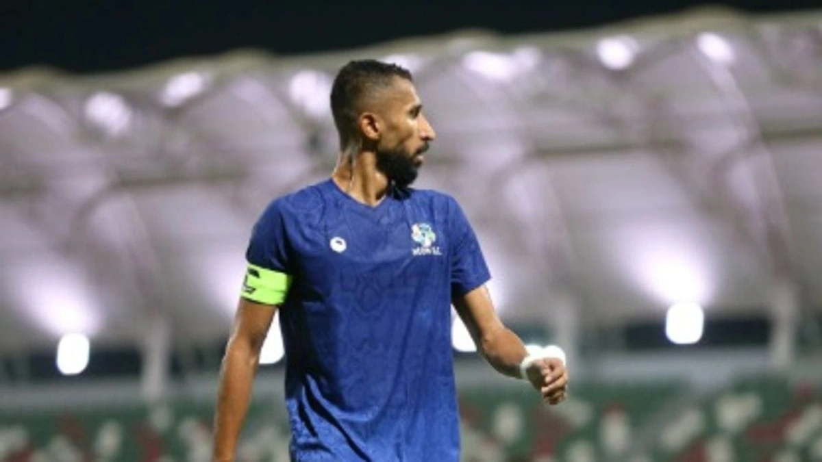 سلمان الفرج يحتج على تبديله ويغادر الملعب أمام الرياض .. فيديو