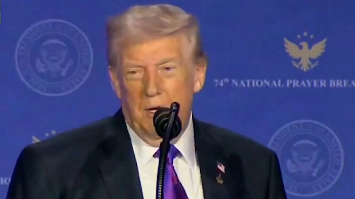 ترامب: لا أحب النوم في الطائرات حتى أشاهد الصواريخ والأعداء..فيديو