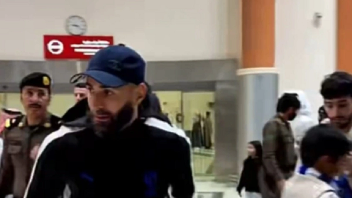 بنزيما يلتقط الصور مع الجماهير الهلالية في نجران..  فيديو