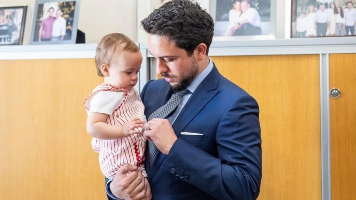 لقطة عفوية لولي عهد الأردن مع ابنته الأميرة إيمان .. صورة