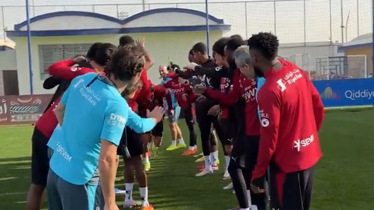 ترحيب لاعبي الهلال بـ ثُنائي كريم بنزيما و وسايمون ..فيديو