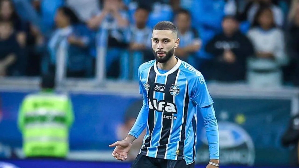 اهتمام سعودي وأوروبي بمدافع غريميو البرازيلي