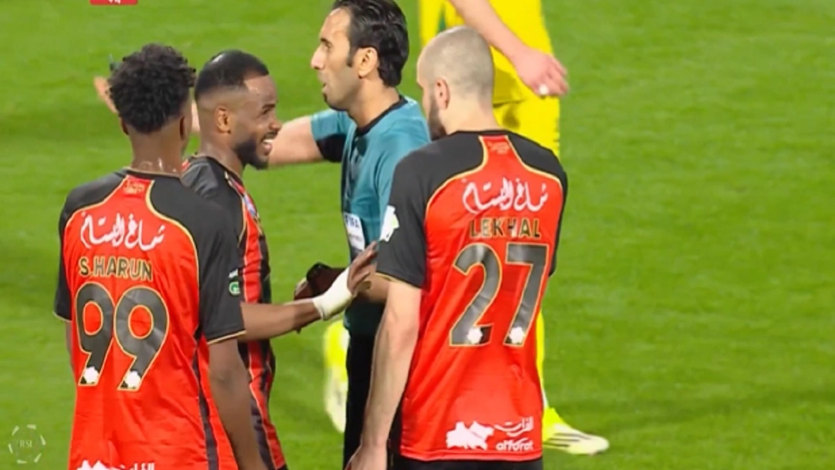 لاعبو الرياض يعترضون على الحكم في مباراة الخليج.. فيديو