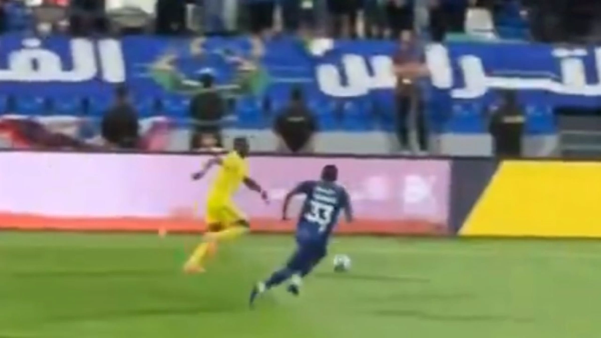 لحظة مواصلة لاعب النصر الهجوم رغم توقف اللعب .. فيديو
