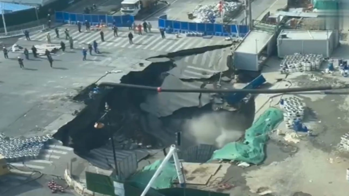 ‏لحظة انهيار أرضي مفاجئ في شنغهاي بالصين.. فيديو