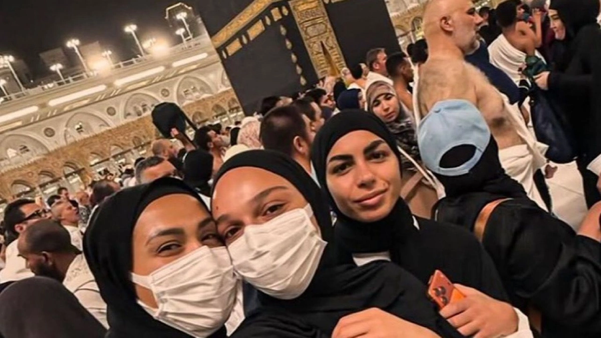 لاعبة سيدات ⁧‫النصر‬⁩ تعلن إسلامها وتؤدي مناسك العمرة..صور