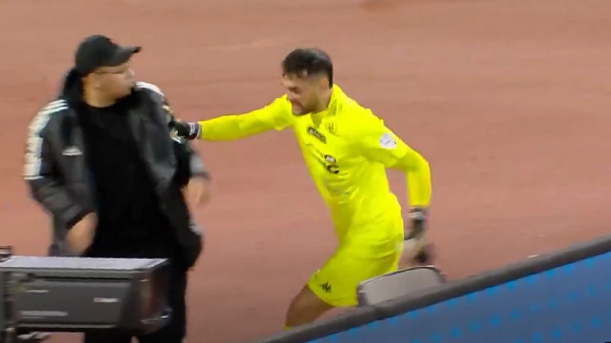 الحكم يمنح حارس الخلود البطاقة الصفراء بعد دفعه لحامل الكرات .. فيديو