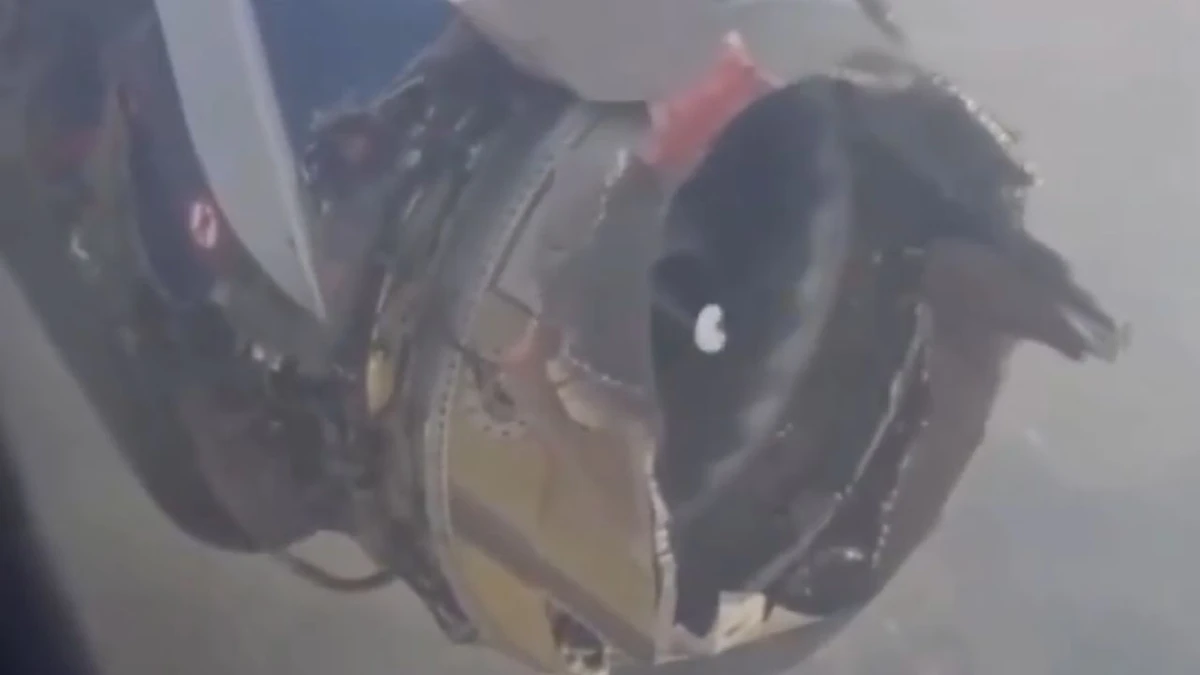 لحظة هبوط اضطراري لطائرة  في نيجيريا بعد تعطل محرك .. فيديو