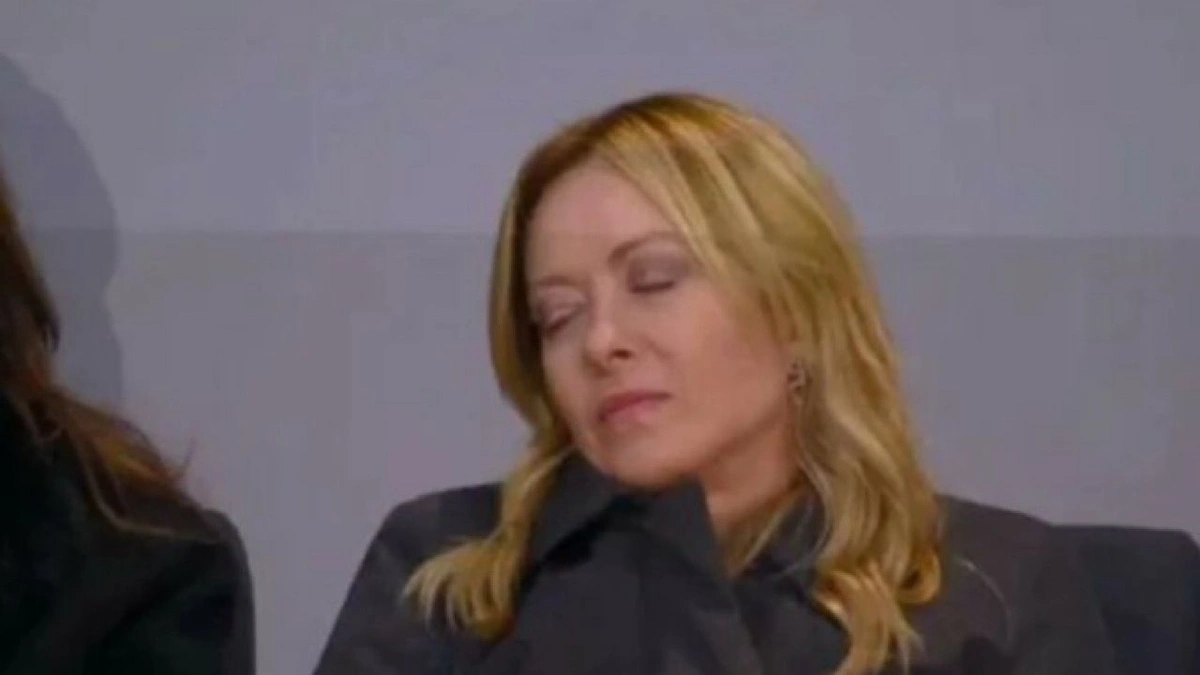 ميلوني تثير الجدل بعد ظهورها نائمة خلال افتتاح أولمبياد ميلانو .. صورة