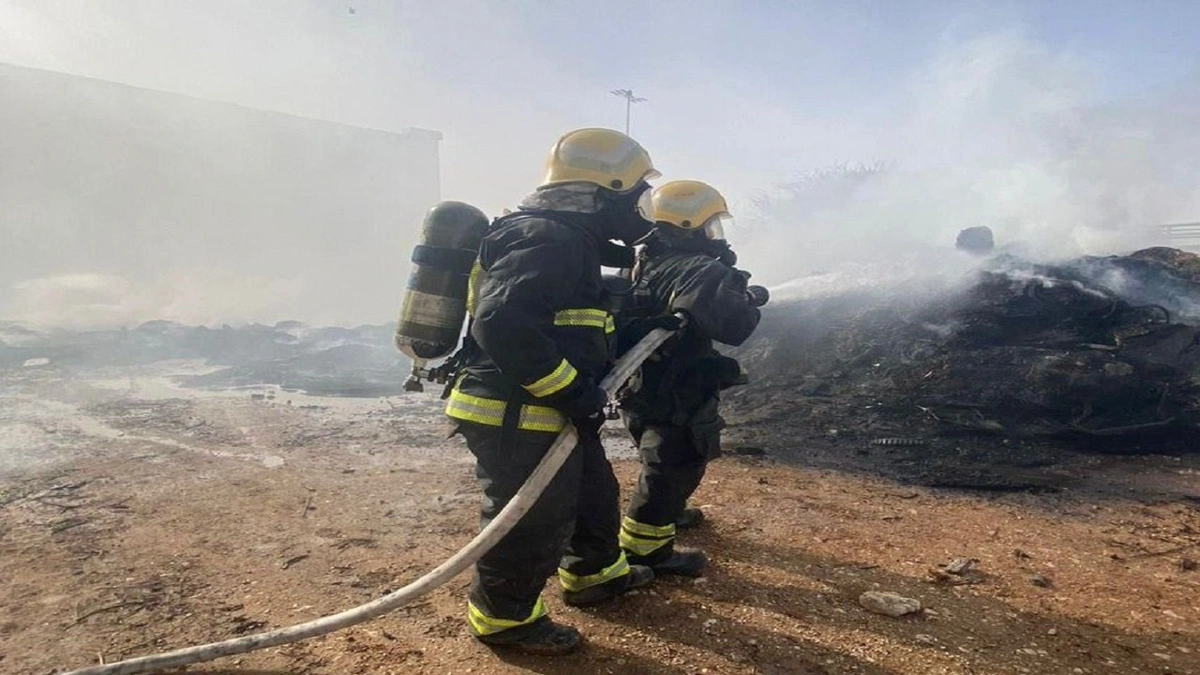 إخماد حريق في أرض مسورة بالرياض