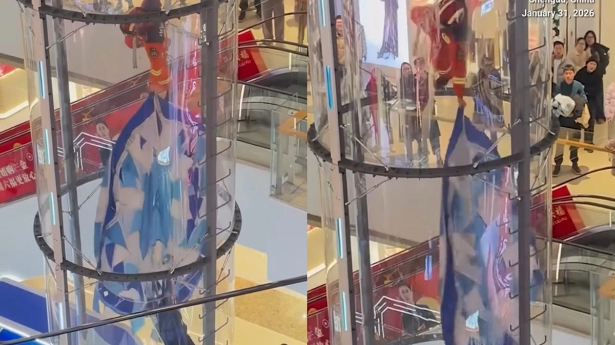 لحظات رعب لطفل معلق في الهواء داخل مجمع تجاري.. فيديو