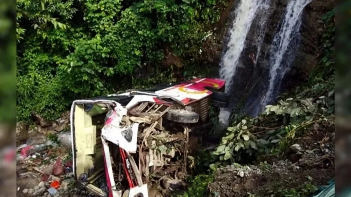 سقوط حافلة موكب زفاف يودي بحياة 13 شخصًا