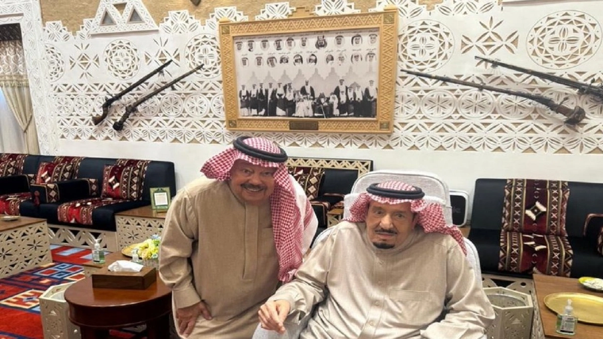 صورة حديثة لخادم الحرمين الشريفين مع الأمير منصور بن سعود