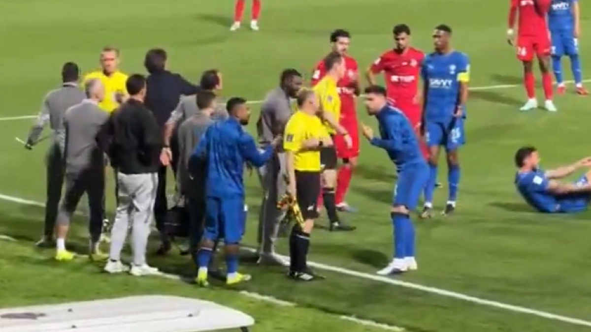 نقاش حاد بين روبن نيفيز والحكم خلال مواجهة شباب الأهلي ..فيديو