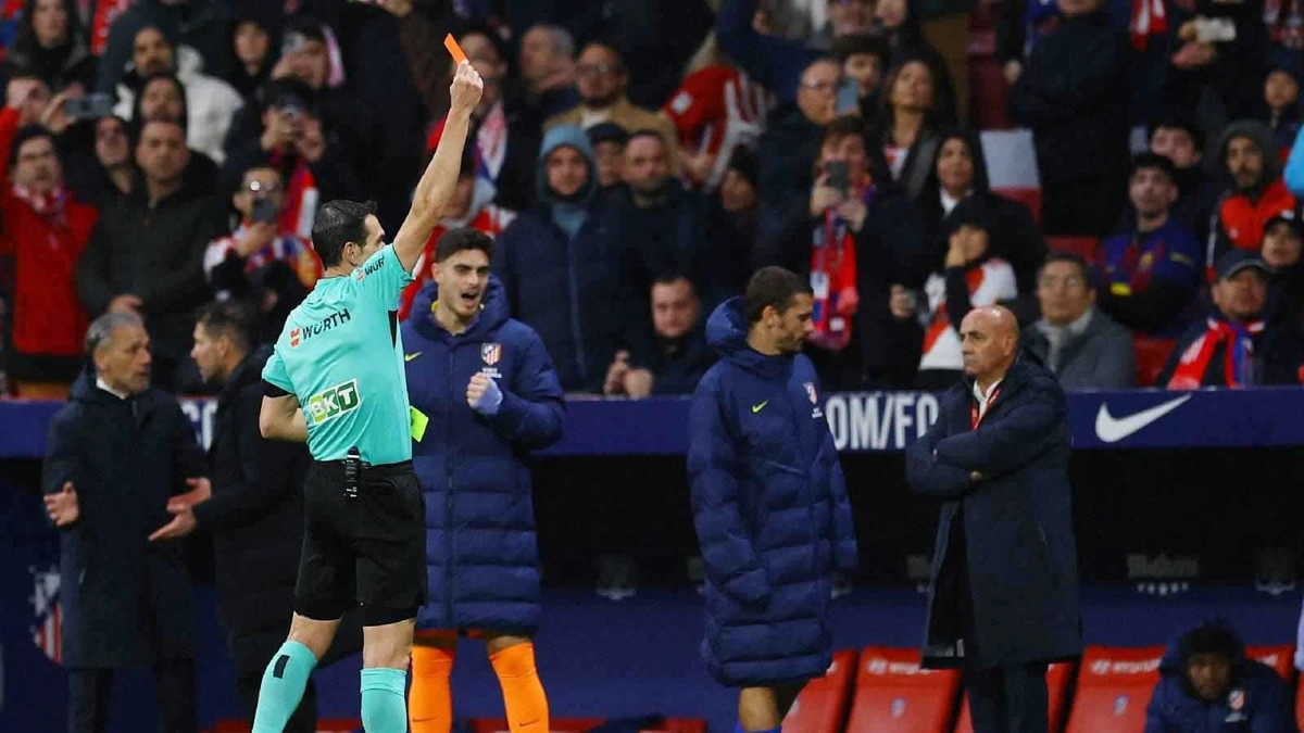 أول تحرك رسمي من برشلونة ضد حكام مباراة أتلتيكو