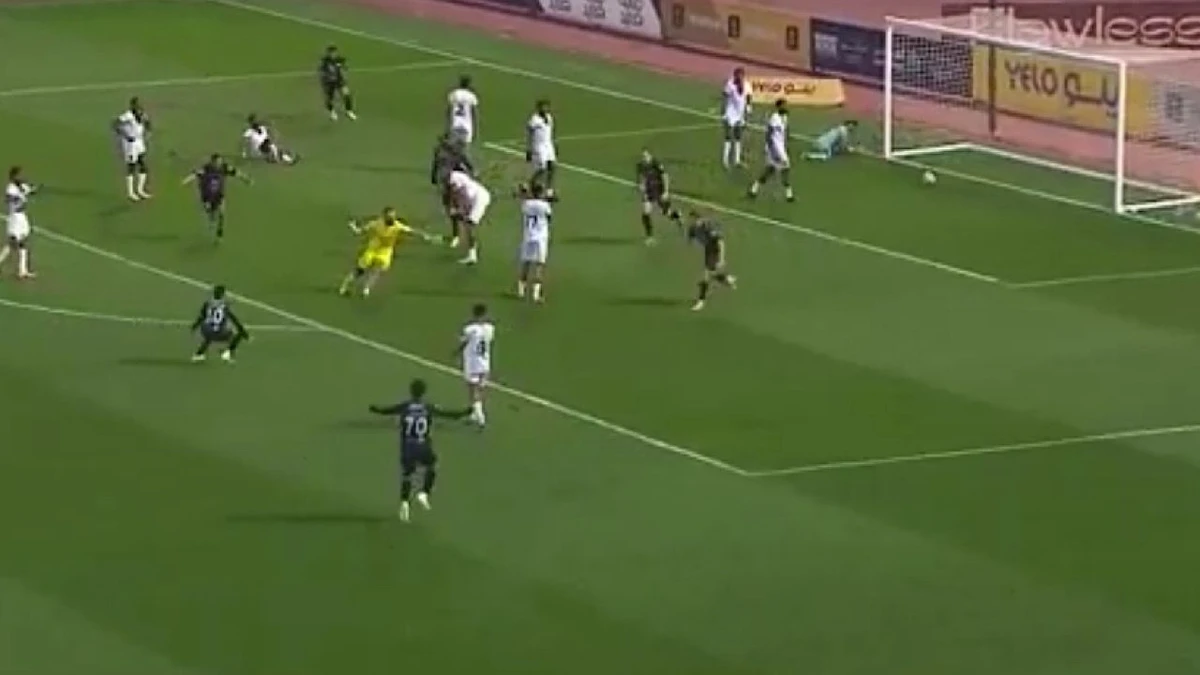 حارس مرمى ⁧‫الطائي‬⁩ يسجل هدف التعادل أمام ⁧‫الرائد‬⁩ بالثواني الأخيرة..فيديو