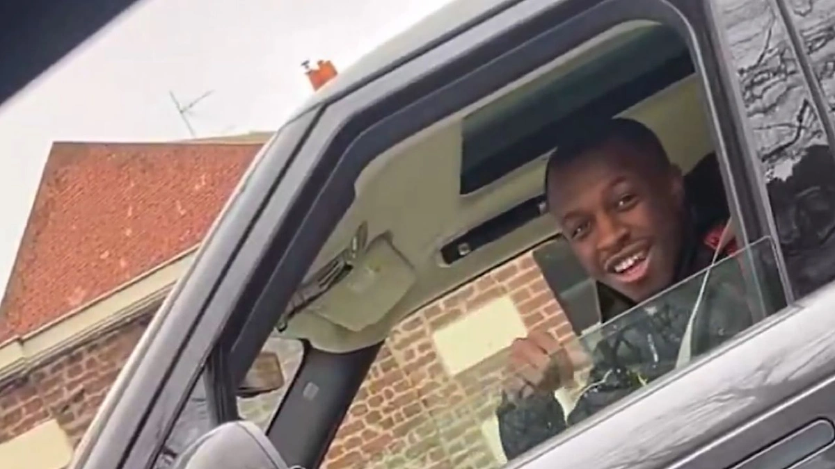 سعود عبد الحميد  يمازح صديقه سانغاري بعد صلاة الجمعة .. فيديو