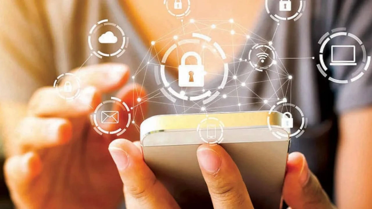 خبير تقني يحذر: خصوصيتك على الإنترنت شبه معدومة وهذا الإجراء ضروري قبل بيع الهاتف .. فيديو