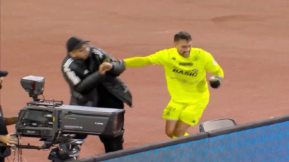 حارس الخلود يقدم اعتذاراً لحامل الكرة.. فيديو