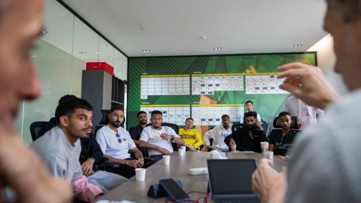 الجهاز الفني المساعد يجتمع بلاعبي النصر قبل كأس العالم 2026