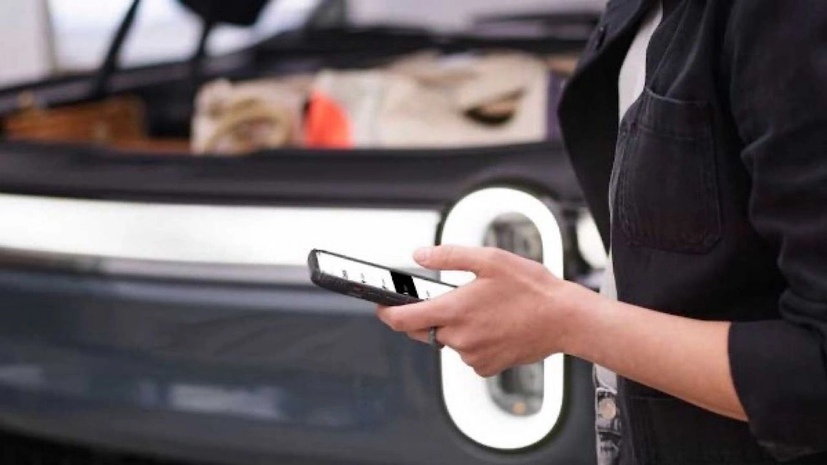 ريفيان تطلق  أول تقنية شحن سيارة كهربائية من أخرى