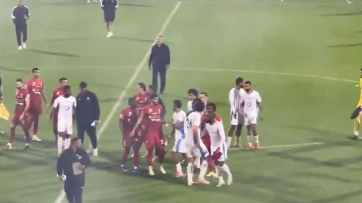 لحظة اشتعال المشادة بين لاعبي القادسية ونيوم ..  الفيديو