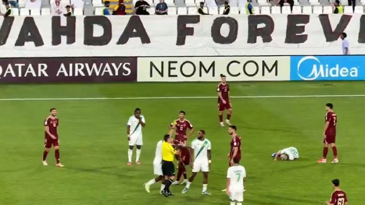 الحكم يشهر بطاقتين للاعبي الأهلي بعد اعتراضهما على قراره… فيديو