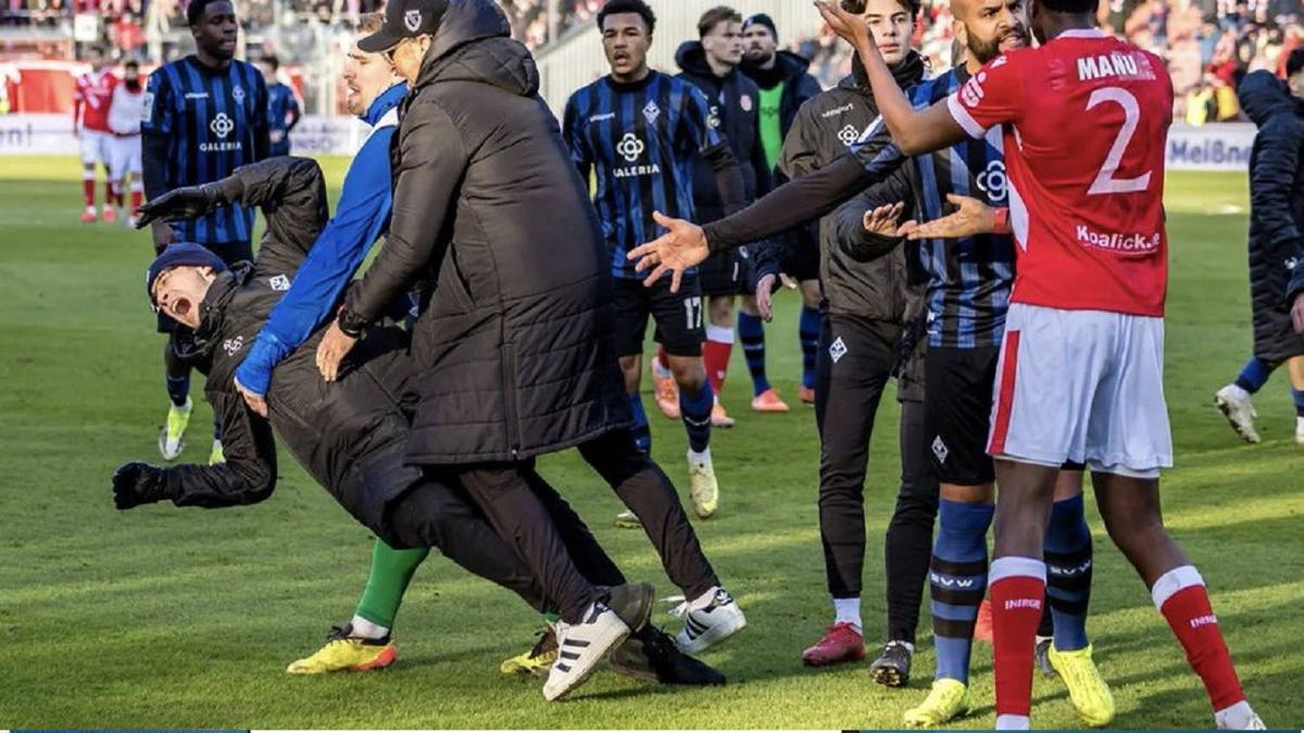 مشادة وفضيحة تحكيمية في مباراة بالدوري الإلماني.. فيديو