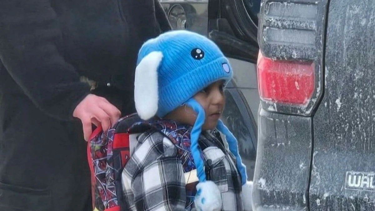 قاضٍ  يأمر بالإفراج عن طفل ووالده بعد احتجازهما خلال مداهمة للهجرة