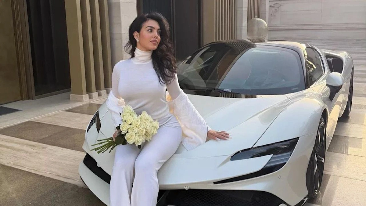 جورجينا تشعل المنصات في أحدث ظهور لها أمام سيارة الأحلام..صور