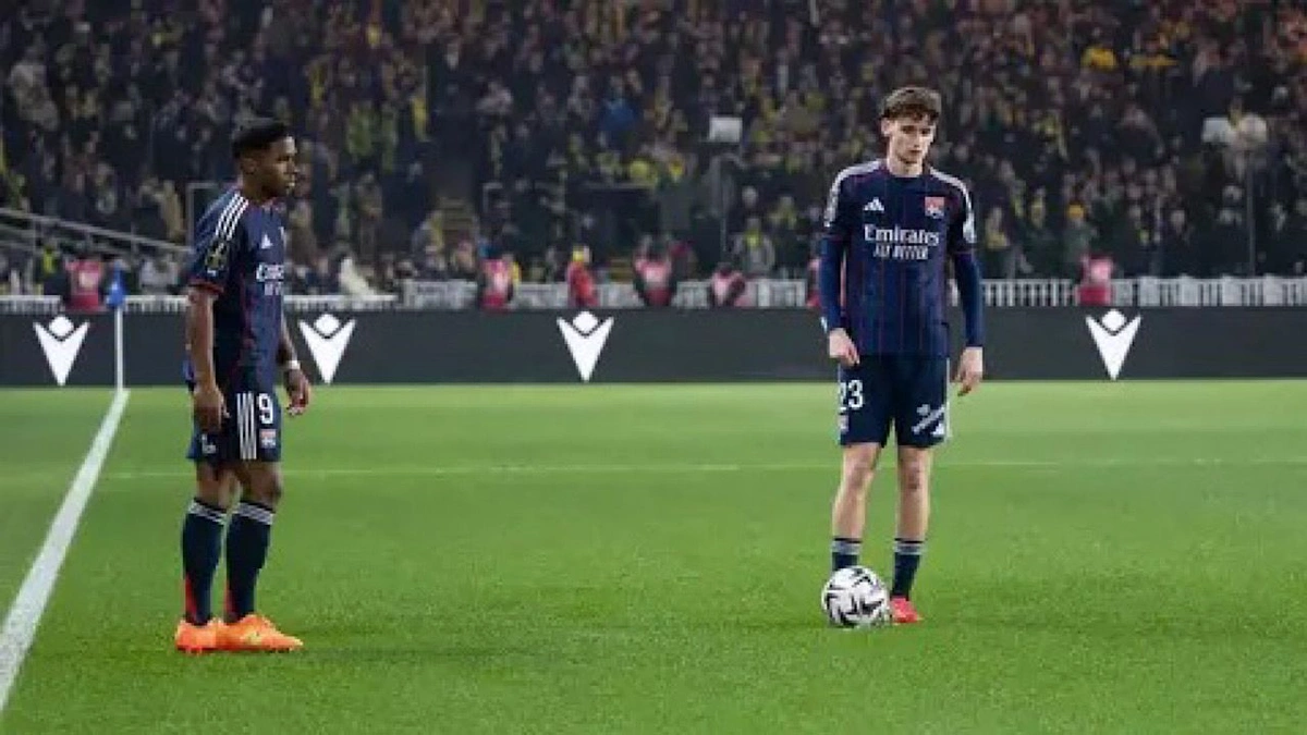 إندريك يهدي زملائه في الفريق أجهزة بلاي ستيشن