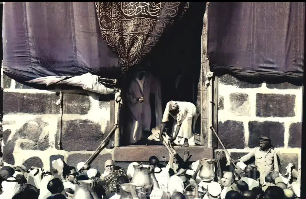 صورة لغسل الكعبة قديماً في الستينات