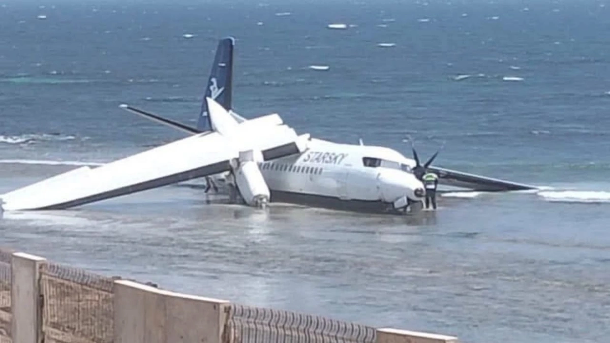 نجاة جميع ركاب طائرة فوكر 50 بعد تحطمها قرب مطار مقديشو بالصومال .. فيديو